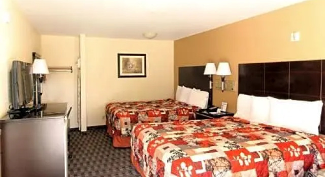 Четырёхместный номер Standard Sunburst Spa & Suites Motel