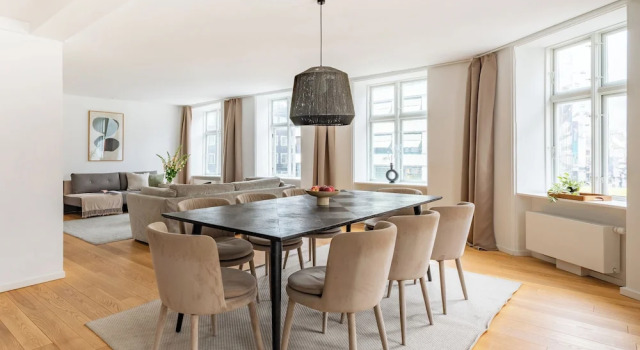 Regent 7 - Large 3 Bdr Apt With Balcony in City Centre, Забронировать Апартаменты/квартира Кристиансхавн Копенгаген, рядом с Порт Копенгагена