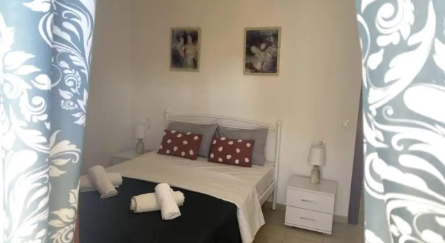 Impeccable Apt Sleeps 5 in Heraklion, Rezerwuj Hotel Hotele w Retimno z parkingiem, Parking