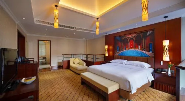 Семейный люкс Дуплекс с балконом и с видом на бассейн Goodview Hot Spring Hotel Tangxia