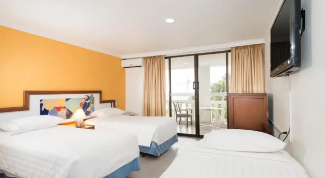 Трёхместный номер с видом на море Hotel El Dorado