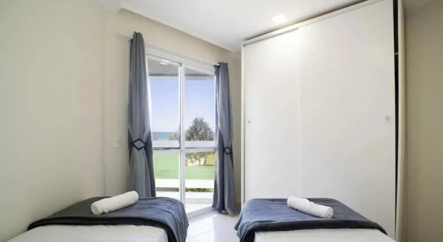 Beachfront Condominium w/ Pool in Morro das Pedras - Pros