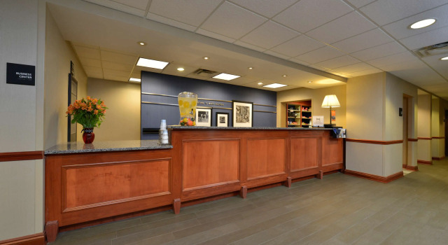 Hampton Inn East Aurora, Забронировать Отель Ист-Аврора штат Нью-Йорк