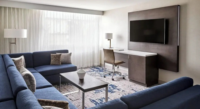 Люкс Ventura Beach Marriott