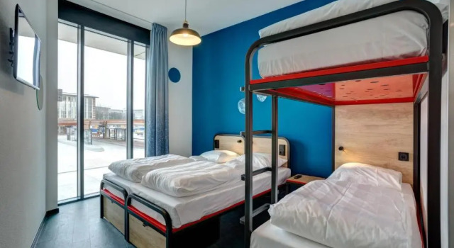 Кровать в общем номере с 6 комнатами MEININGER Hotel Amsterdam Amstel