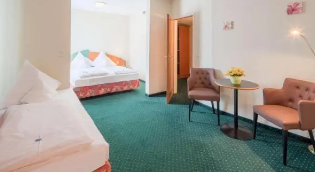 Четырёхместный номер Standard Highway Hotel Dasing-Augsburg, ehemals Trip Inn Hotel Dasing
