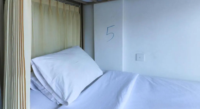 Кровать в общем номере Margarita Surf Hostel Canggu