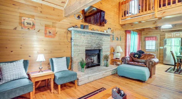 5 Mi to Gsmnp: Cabin w/ Hot Tub & Game Area, Забронировать Дом для отпуска Отели Great Smoky Mountains National Park с парковкой, Парковка