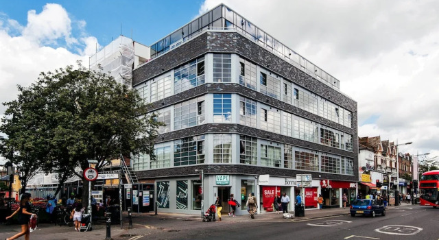 Panoramic Peckham Home by the Overground Station