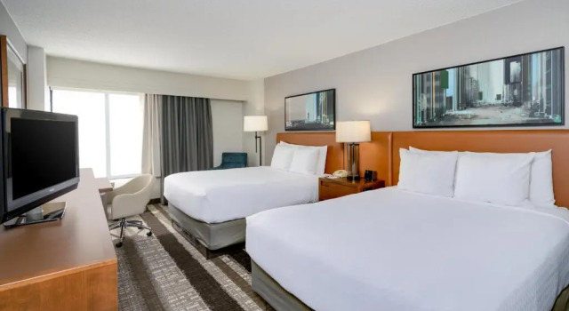 Четырёхместный номер Deluxe Crowne Plaza Dulles Airport by IHG