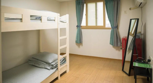 Кровать в общем номере (мужской номер) Inhere Guesthouse