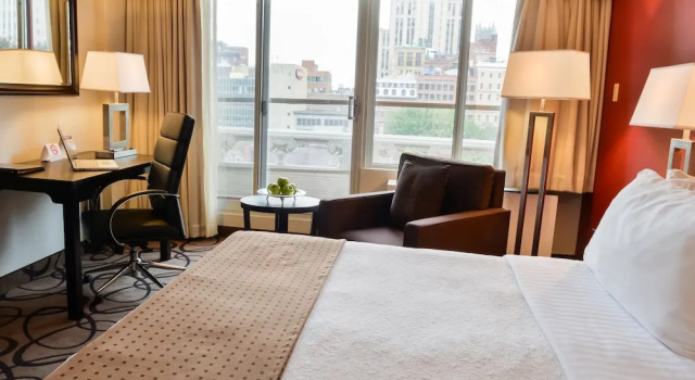Люкс c 1 комнатой с балконом Holiday Inn Montreal Centre Ville Downtown by IHG