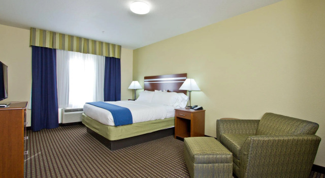 Четырёхместный номер Standard Holiday Inn Express and Suites Denver East Peoria Street by IHG