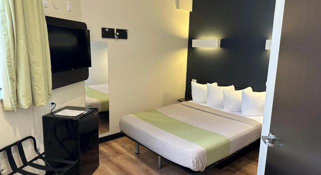 Feather Factory Hotel, Забронировать Отель Лонг-Айленд-Сити Куинс