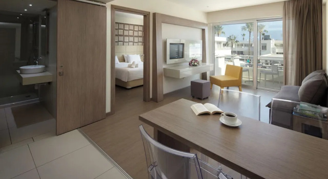 Люкс c 1 комнатой с видом на бассейн Melpo Antia Hotel & Suites