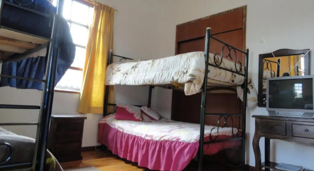Кровать в общем номере Hostal del Piamonte