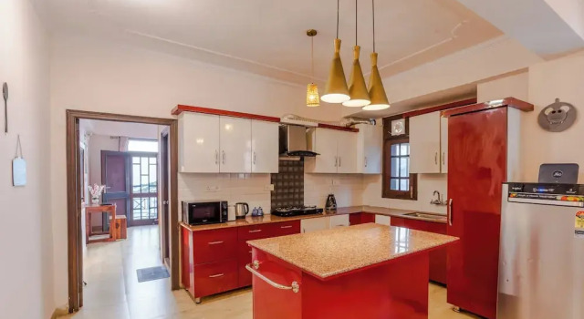 Апартаменты Luxury The Sunset Abode Shimla 4BR Valley Views