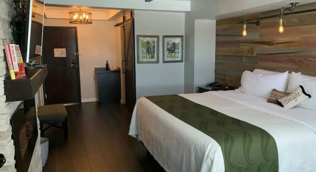 Люкс Classic Cedar Stables Inn & Suites