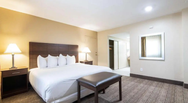 Номер Standard с балконом и с видом на бассейн Best Western Oceanside Inn