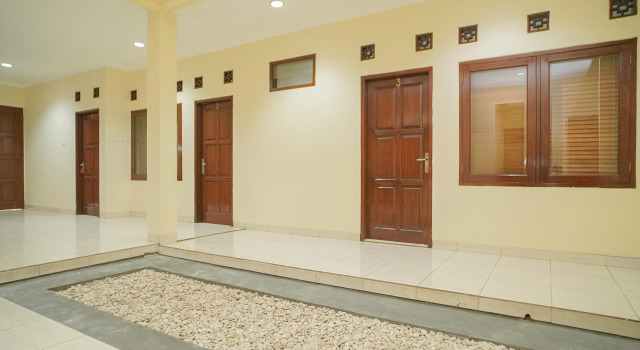 RedDoorz near RS Patria IKKT, Забронировать Отель Отели Джакарты с парковкой, рядом с Wisma 77, Парковка