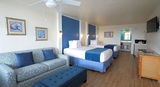 Четырёхместный номер Standard с красивым видом из окна Outrigger Beach Resort