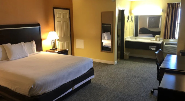 Номер Deluxe с 2 комнатами Nendels Inn & Suites Dodge City Airport