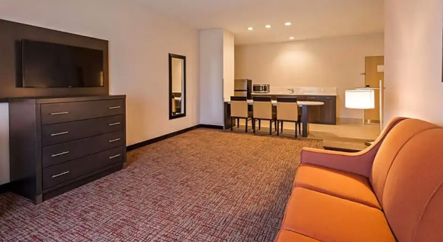 Двухместный люкс с видом на бассейн B/W Plus Elizabethtown Inn & Suites