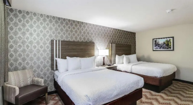 Четырёхместный номер Standard с балконом Best Western Plus Sonora Oaks Hotel and Conference Center