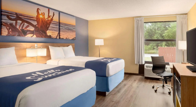 Четырёхместный номер Standard Days Inn & Suites by Wyndham Merrillville