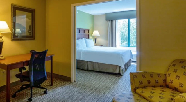Четырёхместный люкс с 2 комнатами Holiday Inn Express & Suites Bradenton East-Lakewood Ranch by IHG