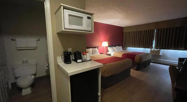 Четырёхместный номер Standard Travelodge by Wyndham Fort St John