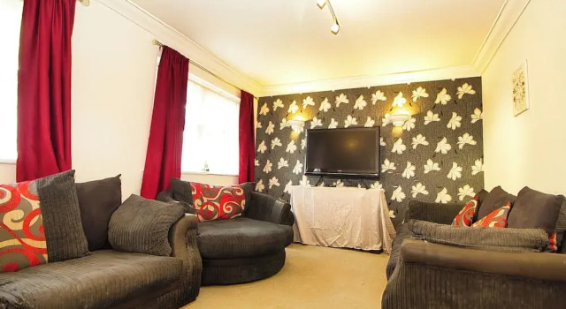 3 Bed Town House - Sleeps 5 - Ensuite - Off Street Parking - Pets Welcome - Wifi, Забронировать Дом для отпуска Виллы Большого Лондона, Вилла