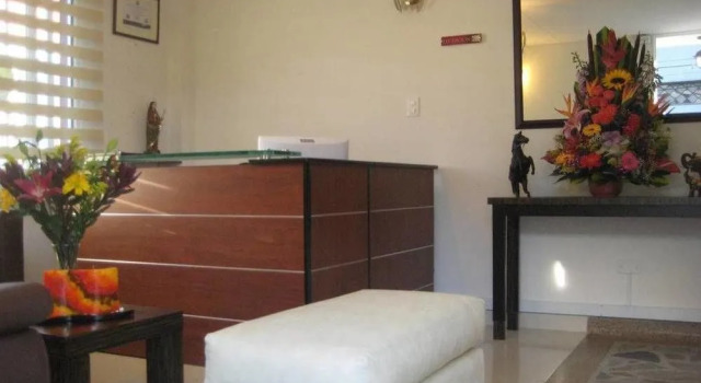 Hotel Casa Santa Martha, Забронировать Отель Отели Богота с парковкой, рядом с CORFERIAS Bogota Convention Center, Парковка
