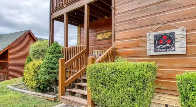 Pinewood Lodge by Beyond Expectations w Hot Tub, Забронировать Апартаменты/квартира Апартаменты Пиджен-Фордж, рядом с Alcatraz East Crime Museum, Апартаменты/квартира