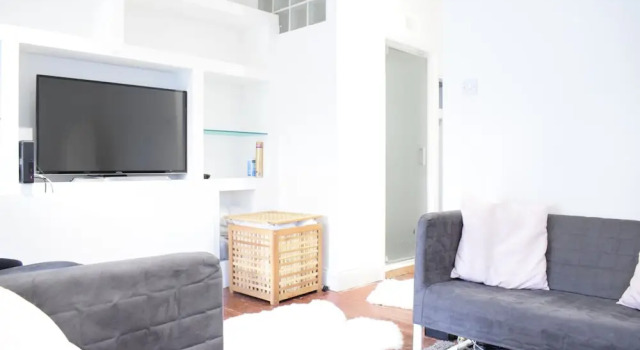 Modern 2 Bedroom in Queens Park With Garden