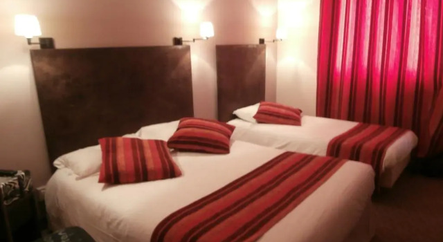 Трёхместный номер Standard Logis Hôtel Le Merle Blanc
