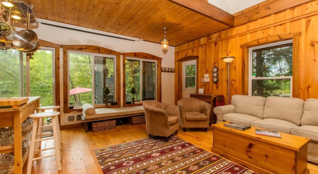 Stornoway is a Gorgeous cottage just 5 ft from White Lake!, Varaa Lomakoti  