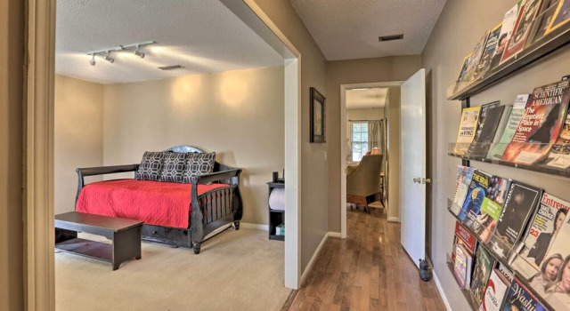 Quiet Dothan House With Fenced Yard + Fire Pit!, Boek Hotel Hotels in Alabama met parkeren, Parkeren