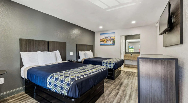 Четырёхместный номер Deluxe Knights Inn Antioch