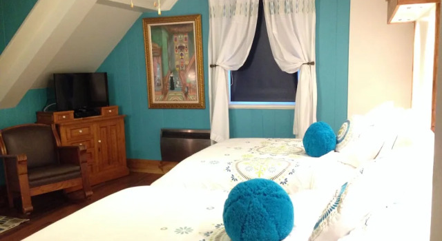 Четырёхместный номер Comfort с балконом Auberge Seigneurie des Monts