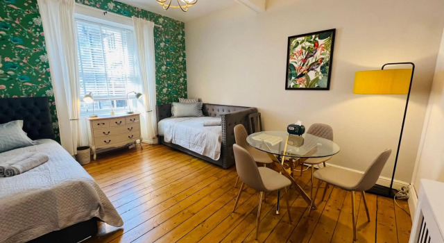 Old Town Centre Apartment 5 mins to Edinburgh Castle, Забронировать Апартаменты/квартира Старый город Эдинбург, рядом с Национальный музей Шотландии