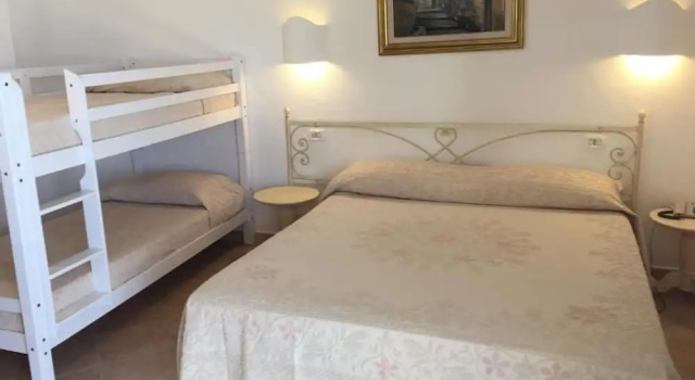 Четырёхместный номер Standard с балконом Palau City Hotel