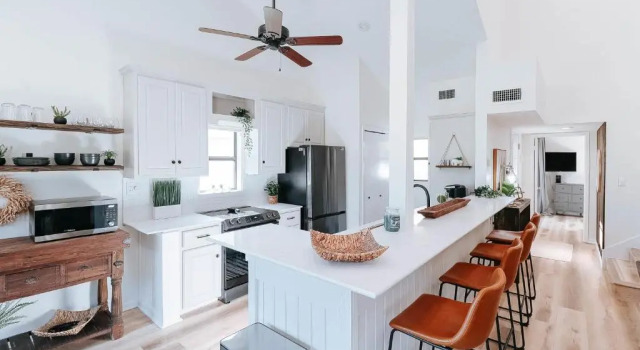 Коттедж Stylish Waterfront Townhouse with Boat Slip, Pet Friendly