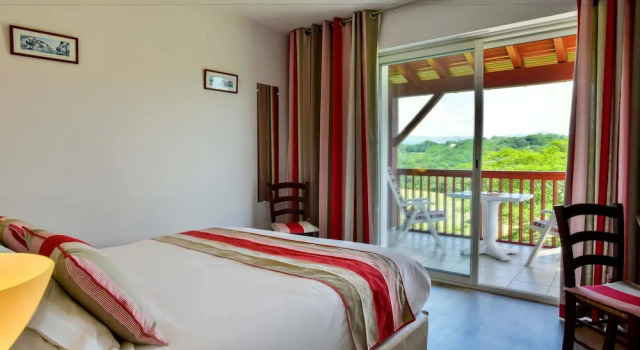 Двухместный номер Standard с балконом Logis Hôtel Baratxartea