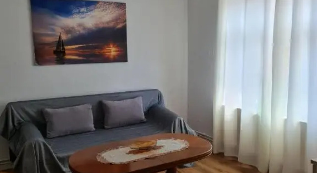 Ferienwohnung Trifkovic 2, Забронировать Отель Отели Эмден с парковкой, рядом с Восточно-фризский музей земель в Эмдене, Парковка