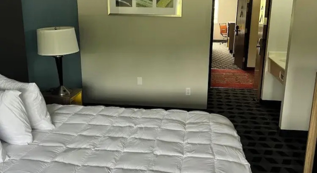 Номер Economy LakeWood Inn & Suites