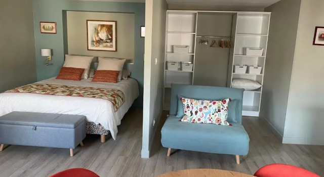 Au cœur du vieux Toulon au calme appartement rénové climatisé confortable étage élevé avec ascenseur proche parking et toutes commodités