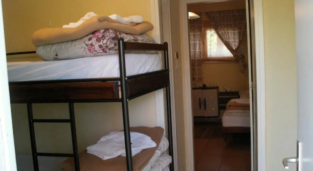 Кровать в общем номере Safed Inn
