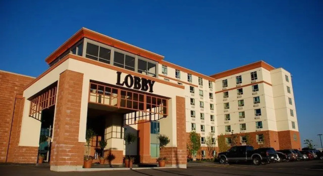 Полулюкс Deerfoot Inn and Casino