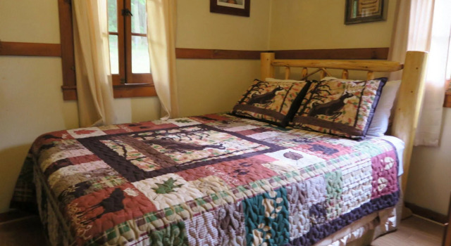 Forest Hill Lodge & Cabins, Buchen Sie Gasthaus Lake George 